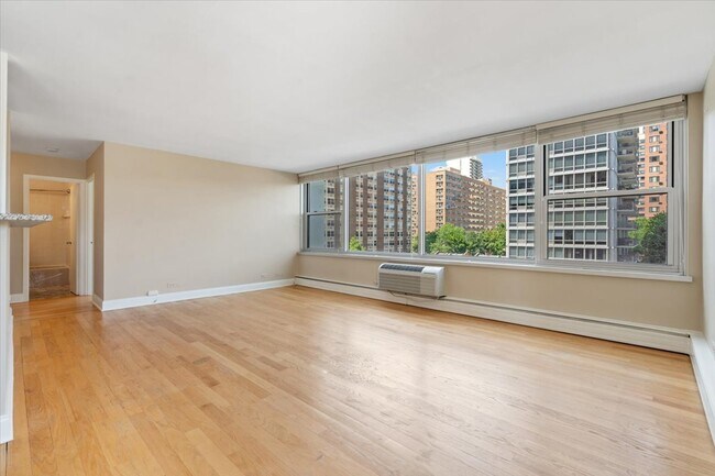 Photo - 336 W Wellington Ave Unit 604