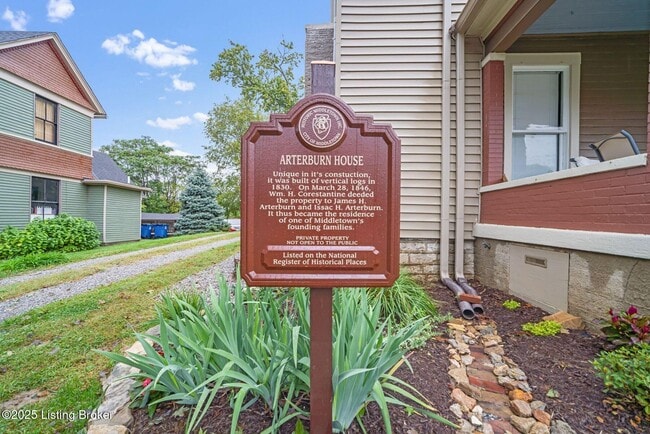 Photo - 11613 Main St