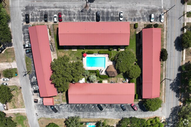 Pool - Chateau Tourraine Apartments