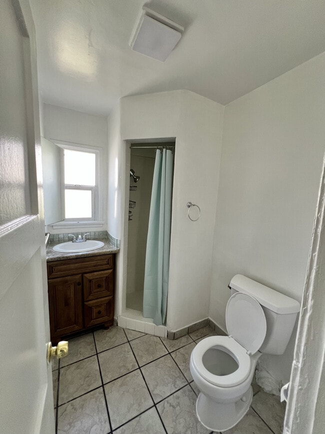 Bathroom - 218 N Florence St Unit 218