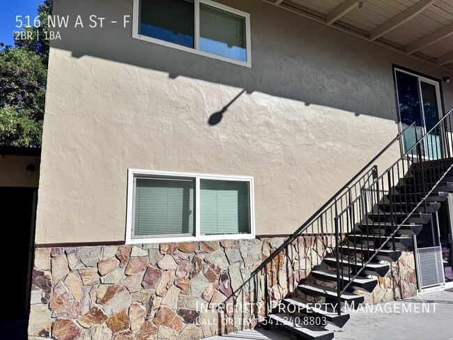Building Photo - 516 NW A St Unit F