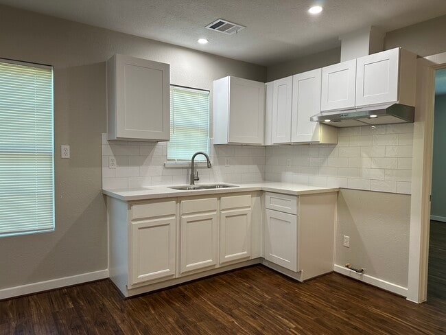 Building Photo - 1810 Edgewood St Unit A