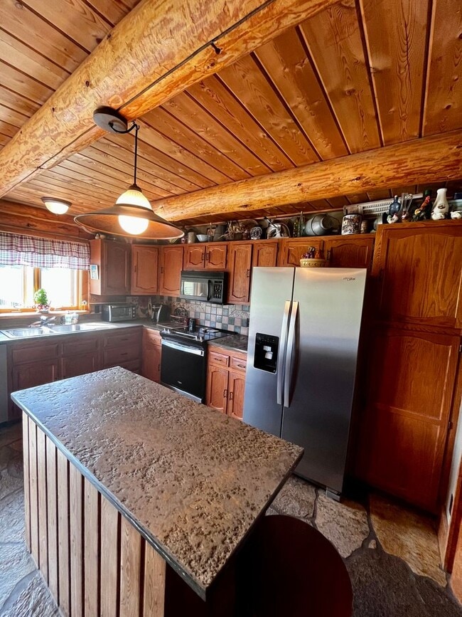 Photo - Fully Furnished Cabin Available - 10 Minut...