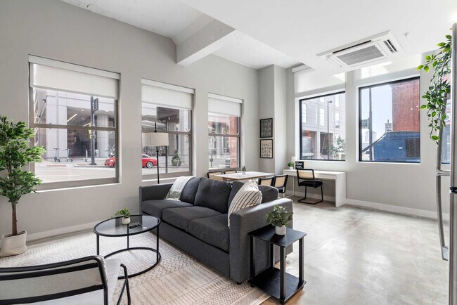 Building Photo - 205 W 4th St Rental
