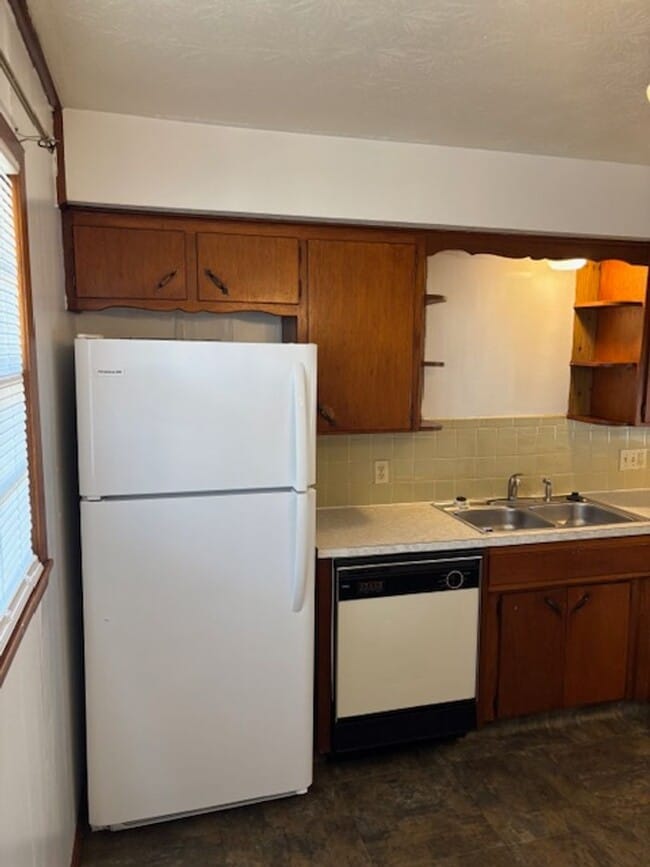 Photo - 2 BEDROOM 4- PLEX, NEWER FLOORING, FRESH PAINT, CLEAN AND QUIET.