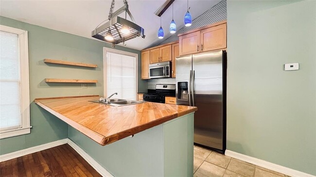 Photo - 703 Upson St