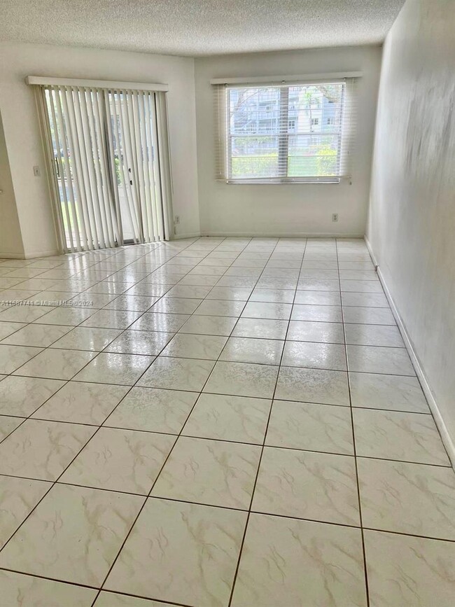 Photo - 12750 SW 4th Ct Apartamento Unidad 103J