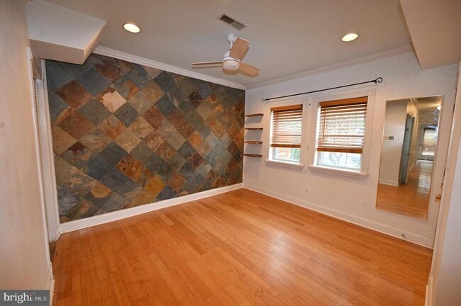 Photo - 550 Hobart Pl NW