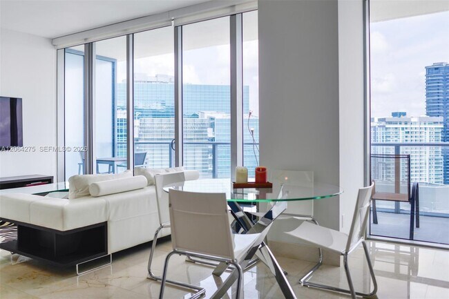 Building Photo - 1300 Brickell Bay Dr Unit 4300