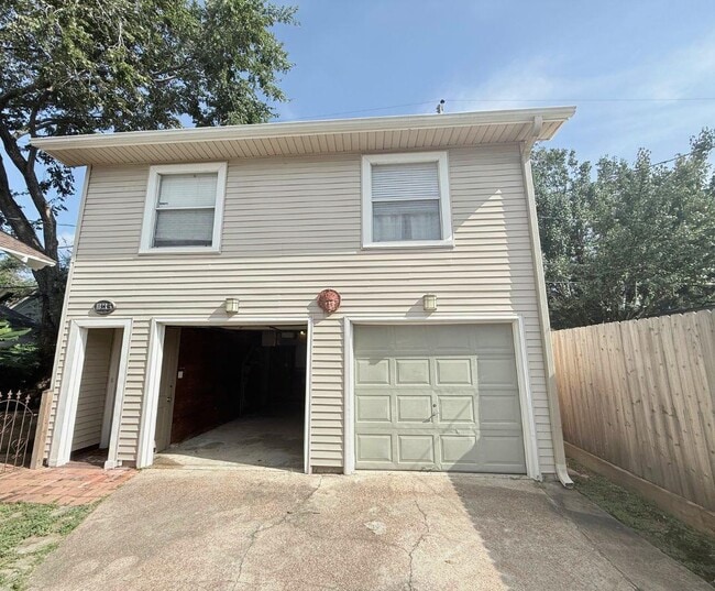 Photo - 1023 1/2 W Gardner St - West Gardner Garag...
