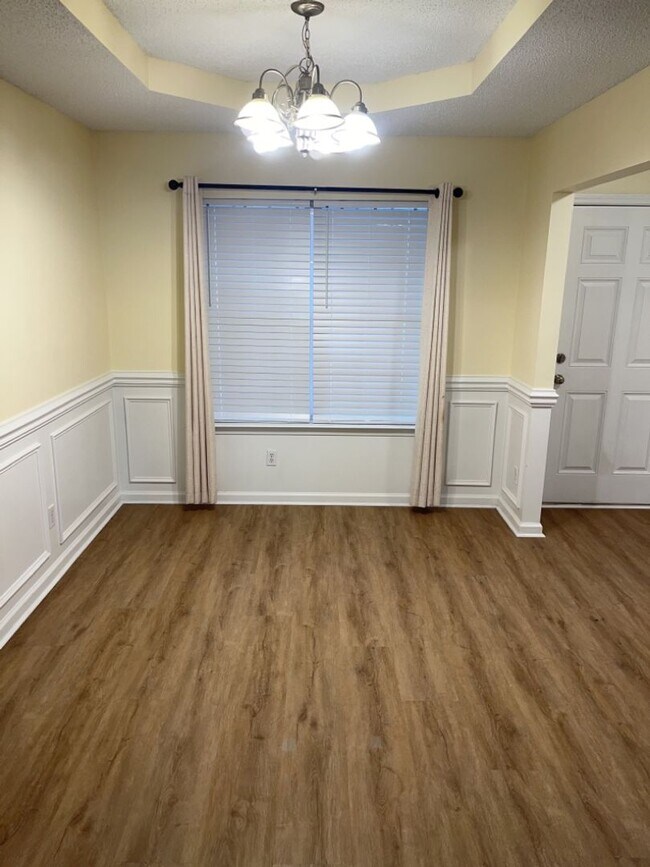 Photo - 295 Creekside Cir