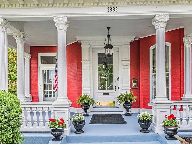 Photo - 1338 College St