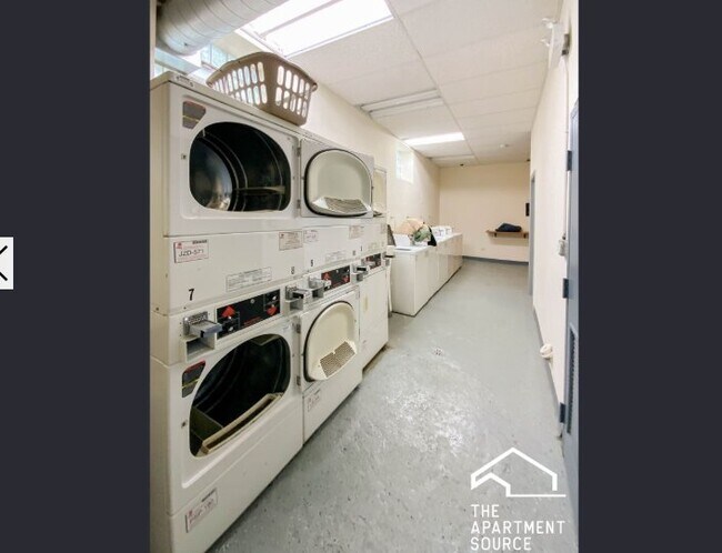 Photo - 3924 N Pine Grove Ave Unidad 2