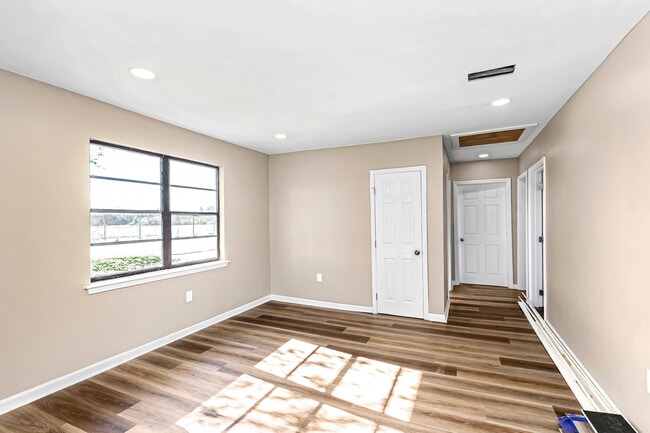 Photo - 381 Mills Ave