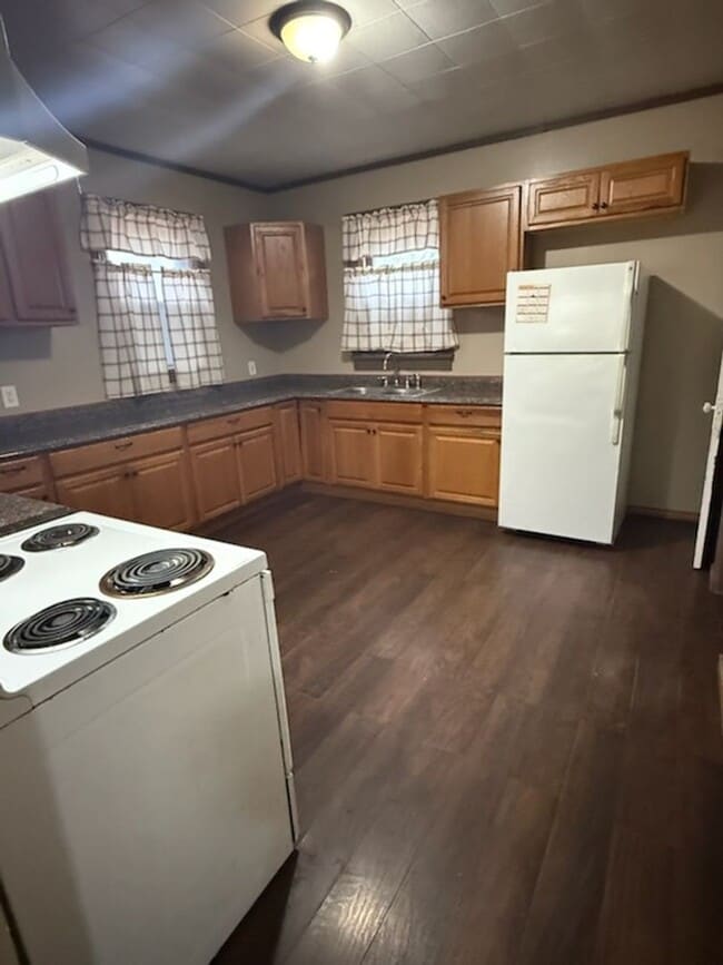 Photo - 2 Bedroom House with Fenced in backyard