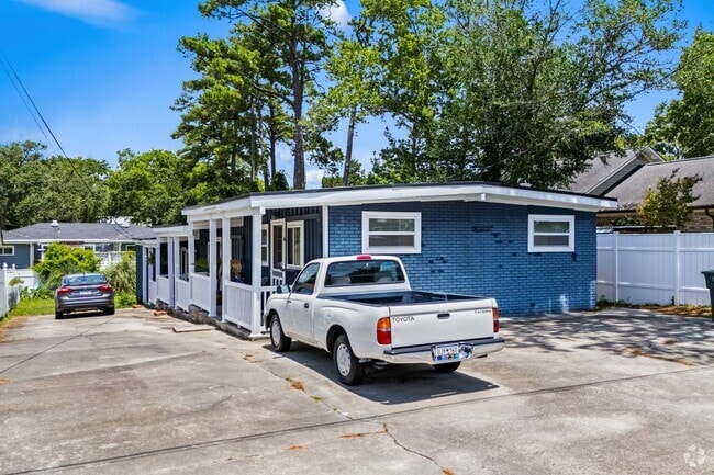 Building Photo - Turner Street Tri-Plex Unit B Rental