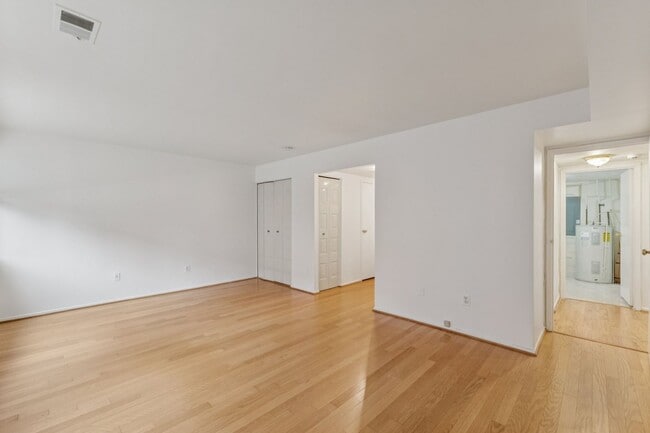 Photo - SPACIOUS Bright UNIT. Rental