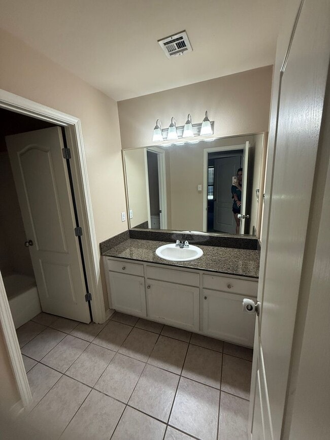 Building Photo - AVAILABLE NOW! Rental
