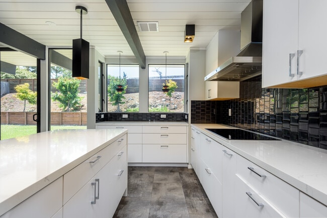 Kitchen - 2060 New Brunswick Dr House