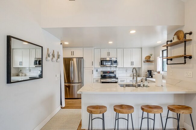 Building Photo - 532 Via De La Valle Unit C