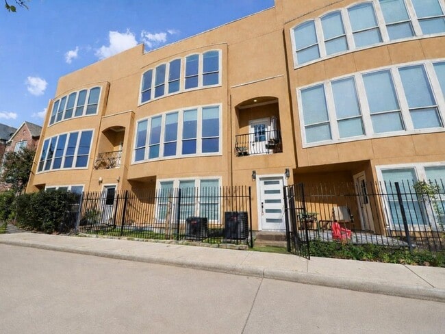 Building Photo - 3006 Chenevert St