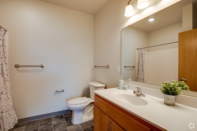 2BR, 1BA - 910SF