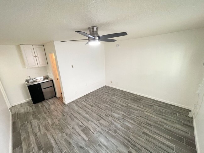 Building Photo - ALL Utilities included! Nicely updated studio with small kitchen, AC and Heater! Unit #1B