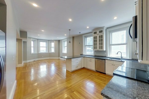 Building Photo - 3 1/2 Bull St Unit 1 Rental