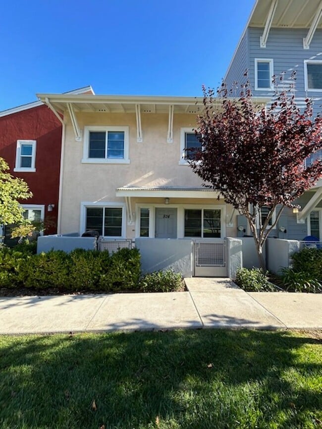 Photo - 824 Lawrence Dr