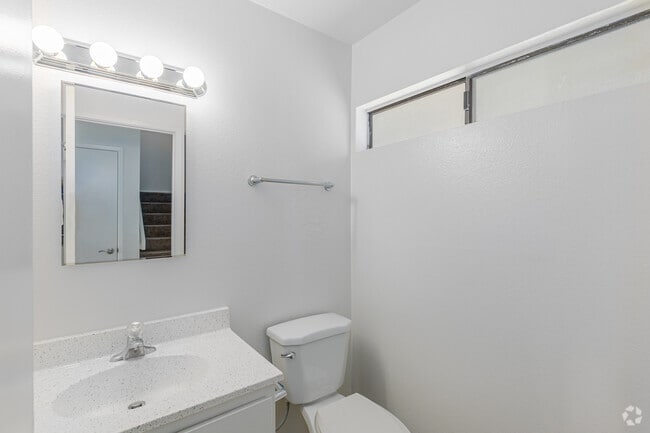 2BR, 1.5BA - 940SF - Bathroom