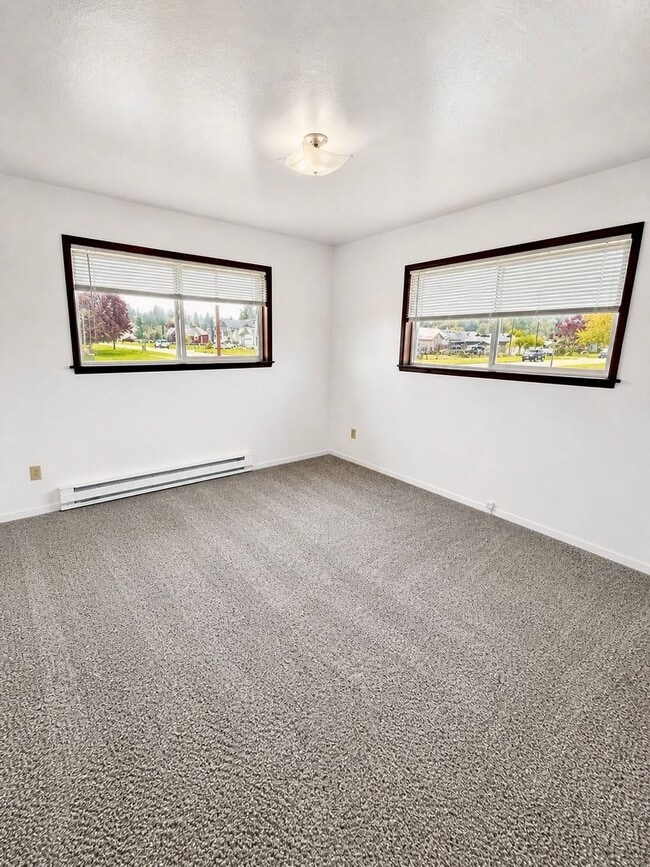 Photo - Large 3 Bed 1.5 Bath with large Garage Located in Cosmopolis