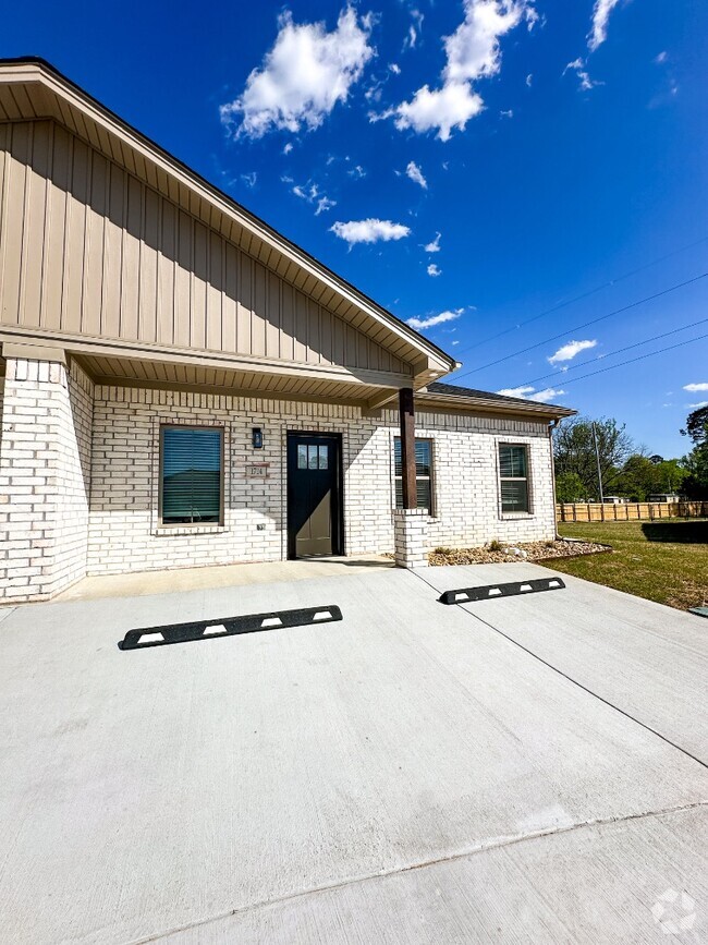 Building Photo - 1712 Rosemary Drive Rental