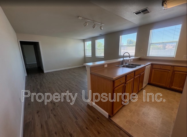 Photo - 140 E 6th St