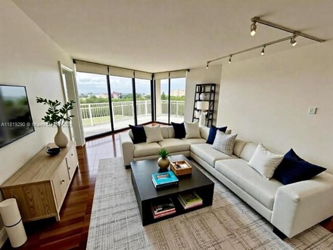 Photo - 1000 NE Quayside Terrace Unidad 1000 Quayside Ter  1009