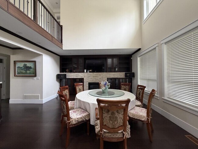 Photo - 16067-16014 14 Ave