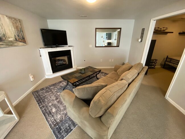 Building Photo - 1777 Meadows Rd Unit Fully Furnished Apartment in Roanoke, VA