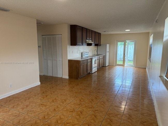 Photo - 911 SW 76th Ave