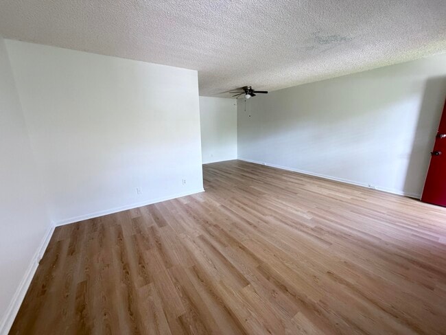 Building Photo - 100 SW 132nd Way Unit 303k