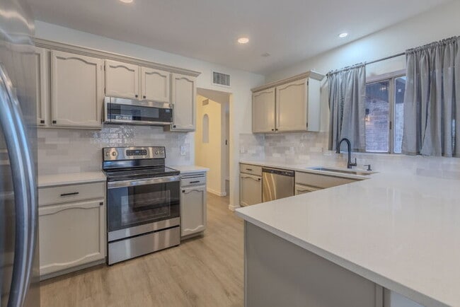 Building Photo - Green Valley Country Club Estates!