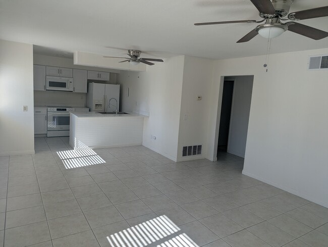 Building Photo - 72564 Edgehill Dr Unit 1