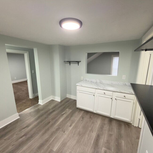 Photo - 439 More St NE