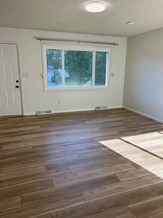 Photo - 1459 Westview Dr