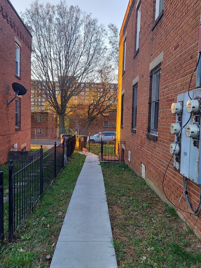 Side walkway to rear parkway - 68 Galveston Pl SW Unidad B