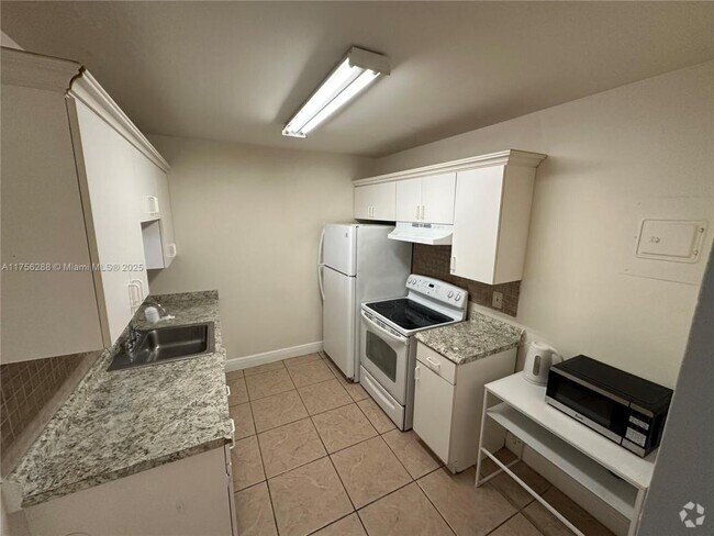 Building Photo - 2 bedroom in Hollywood FL 33020 Rental