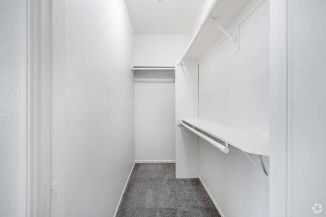 1BR, 1BA - 850SF - Closet - 4800 Sepulveda Blvd.