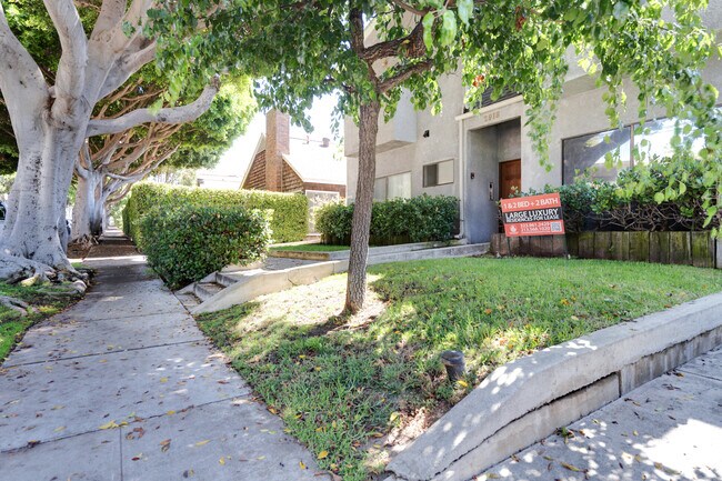 Front entrance - Arizona Apartments