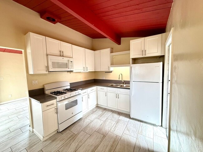 Charming 2-Bedroom Corner Lot Duplex Home in Clairemont with Private Yard!