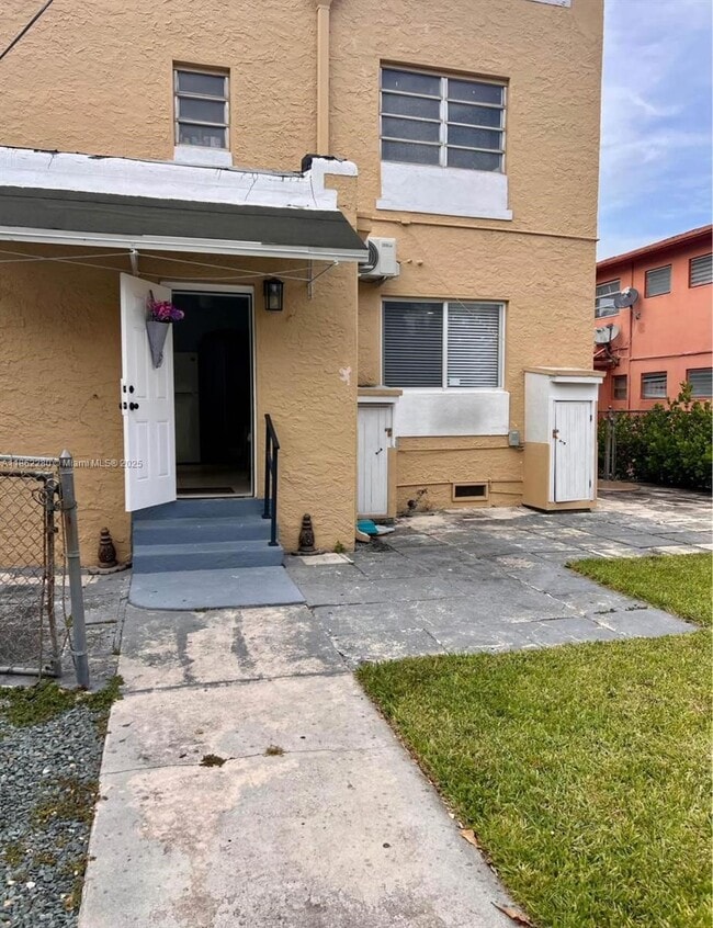 Building Photo - 1726 NW 19th St Unit 3 Rental