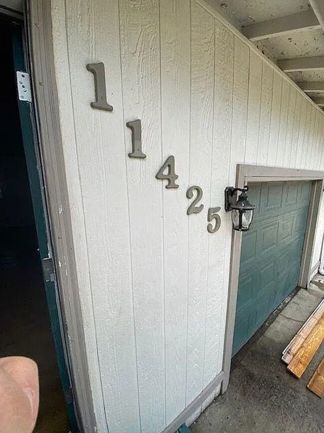 Building Photo - 2 bedroom 1 bathroom duplex with backyard ... Rental