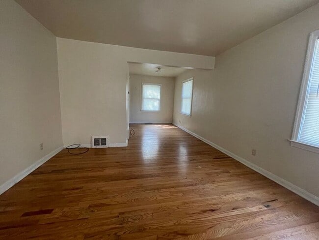 Building Photo - 1822 S Vermont Ave